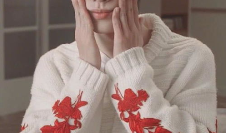 白色毛衣枫叶写真,白色毛衣下的温暖写真