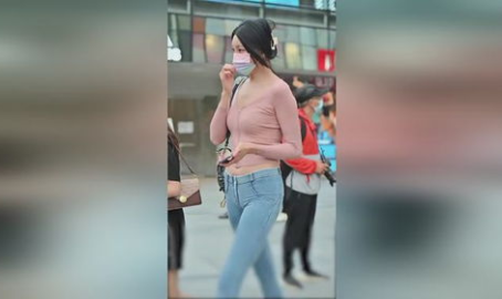 那时候的小姐姐还光着腿,小姐姐光腿风采尽显